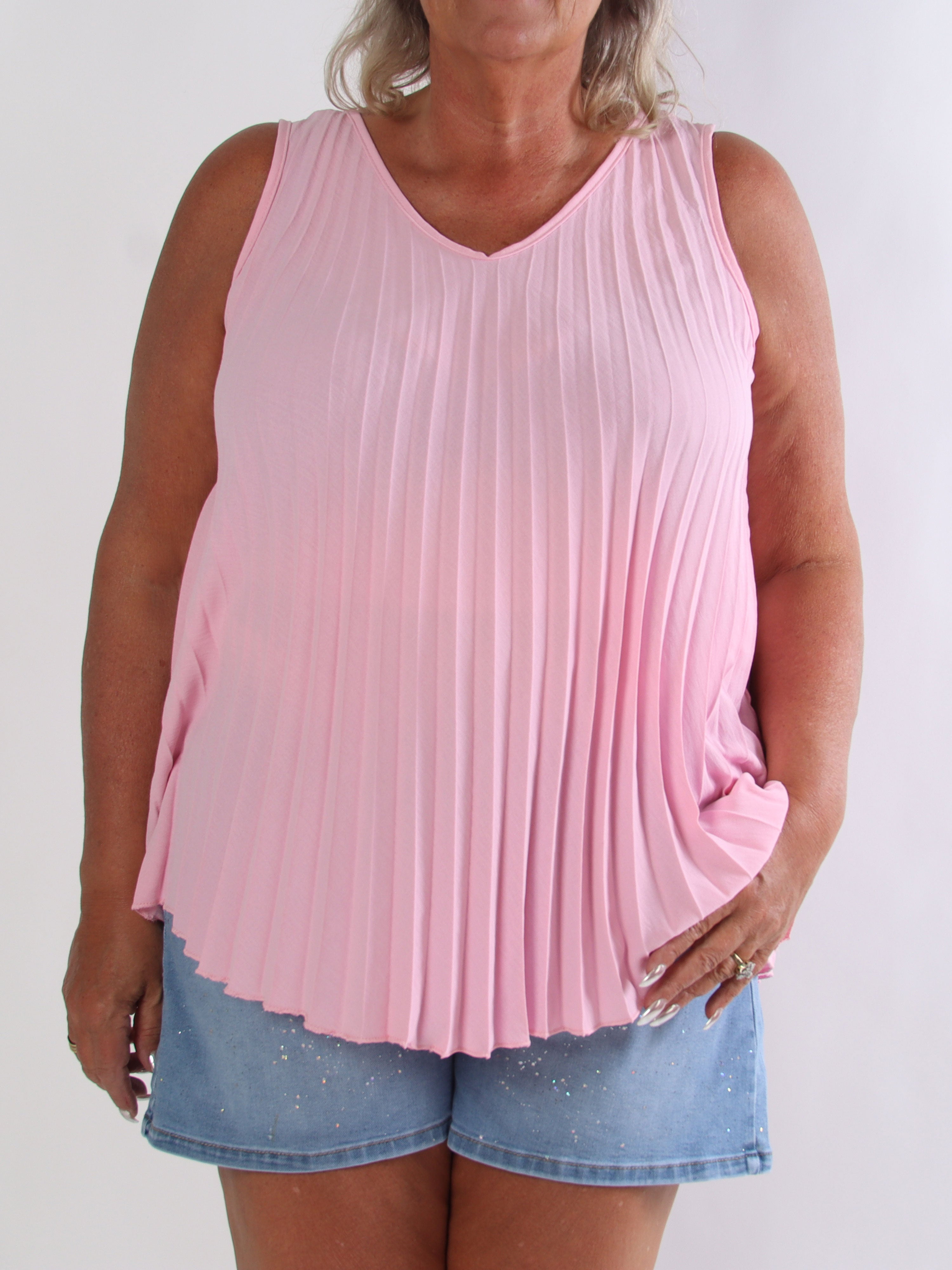Linda Top - Fin plisseret plus size top i viskoseblanding med V-udskæring